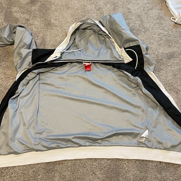 Nike Wind Breaker - Picture 4 of 4